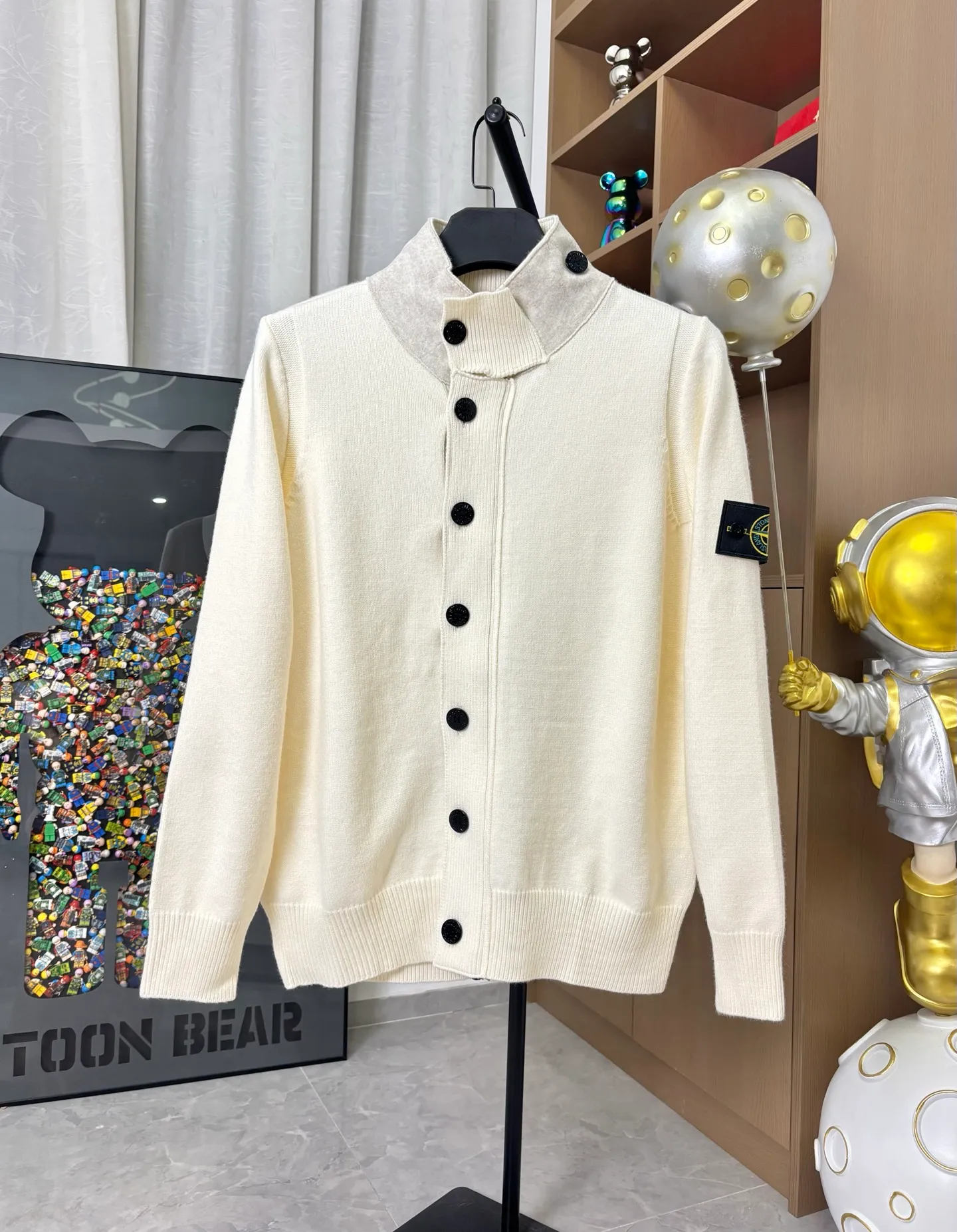 P340 Style number: DC172# Stone Island knitted woolen splicing wool cardigan jacket. The whole garment is made with high-quality machines imported from Germany. Three types of machines. Three weaving methods. The process is complex and tedious. Customized color-dyed wool➕wool splicing. High gram weight, high density and ultra-high quality. The wool is soft, delicate and skin-friendly, and feels soft and silky! The inside is a zipper design and the outside is a button design. The whole garment has nine buttons. It weighs more than 1 kilogram. Color: off-white. Size: S-M-L-Xl.